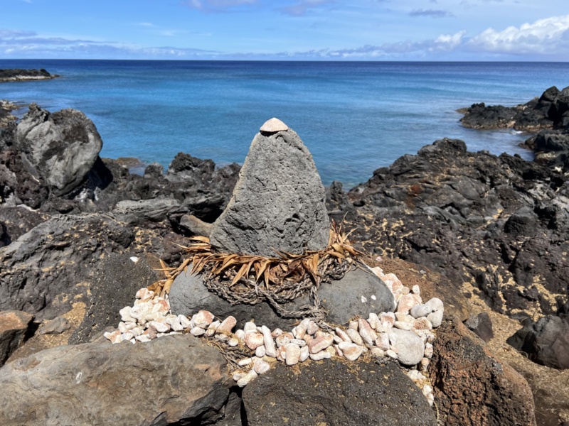 A stone with offerings